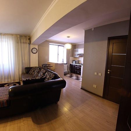 Apartments On Shevchenko 129 อัลมาตี ภายนอก รูปภาพ